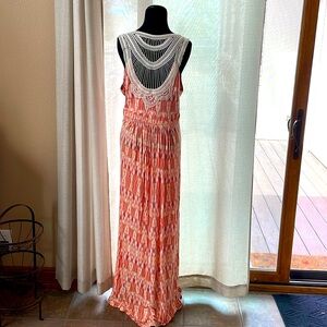 Maxi dress with crochet back